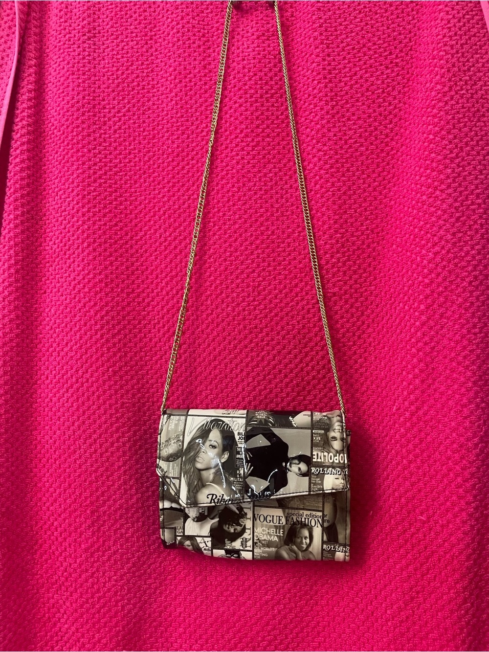 Black & White Photo-Print Crossbody Bag with Gold Chain - Picture 2 of 4